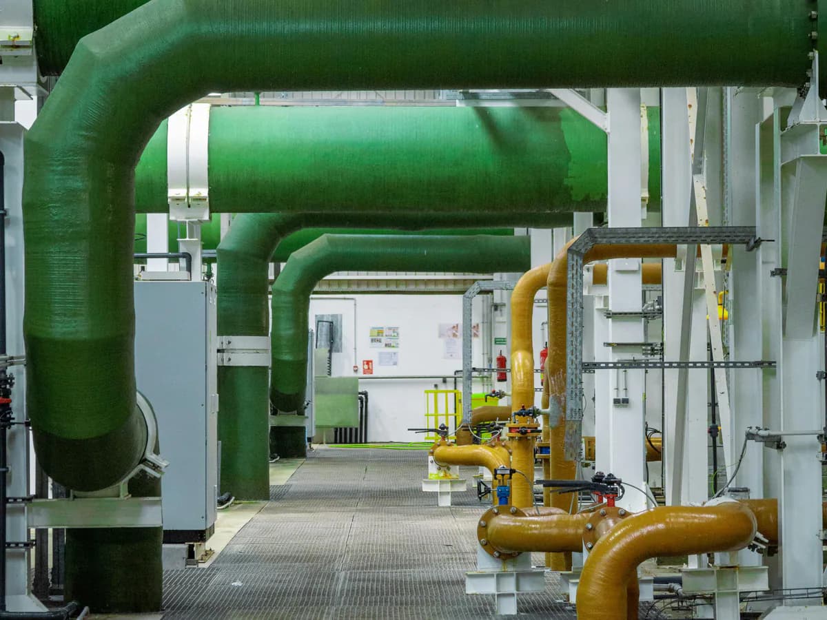 Bandeja portacable FRP de fibra de vidrio Masterfibra para ambientes corrosivos en minería y plantas de ácido sulfúrico