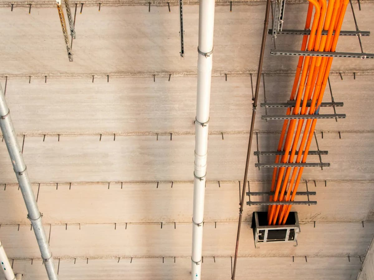 Barra de conduit PVC Schedule 80 de pared reforzada para instalaciones en ambientes corrosivos y con riesgo de daño físico