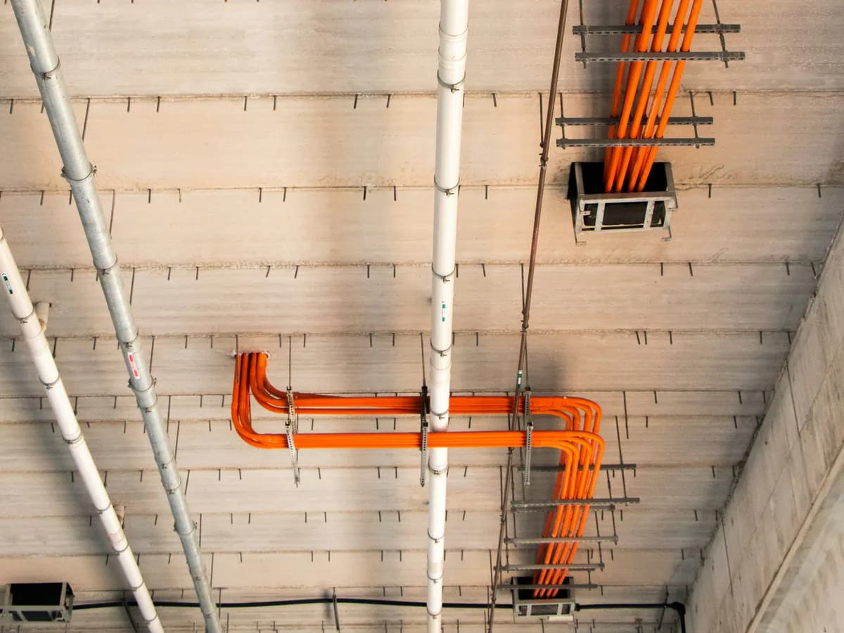 Barra de conduit PVC Schedule 80 de pared reforzada para instalaciones en ambientes corrosivos y con riesgo de daño físico