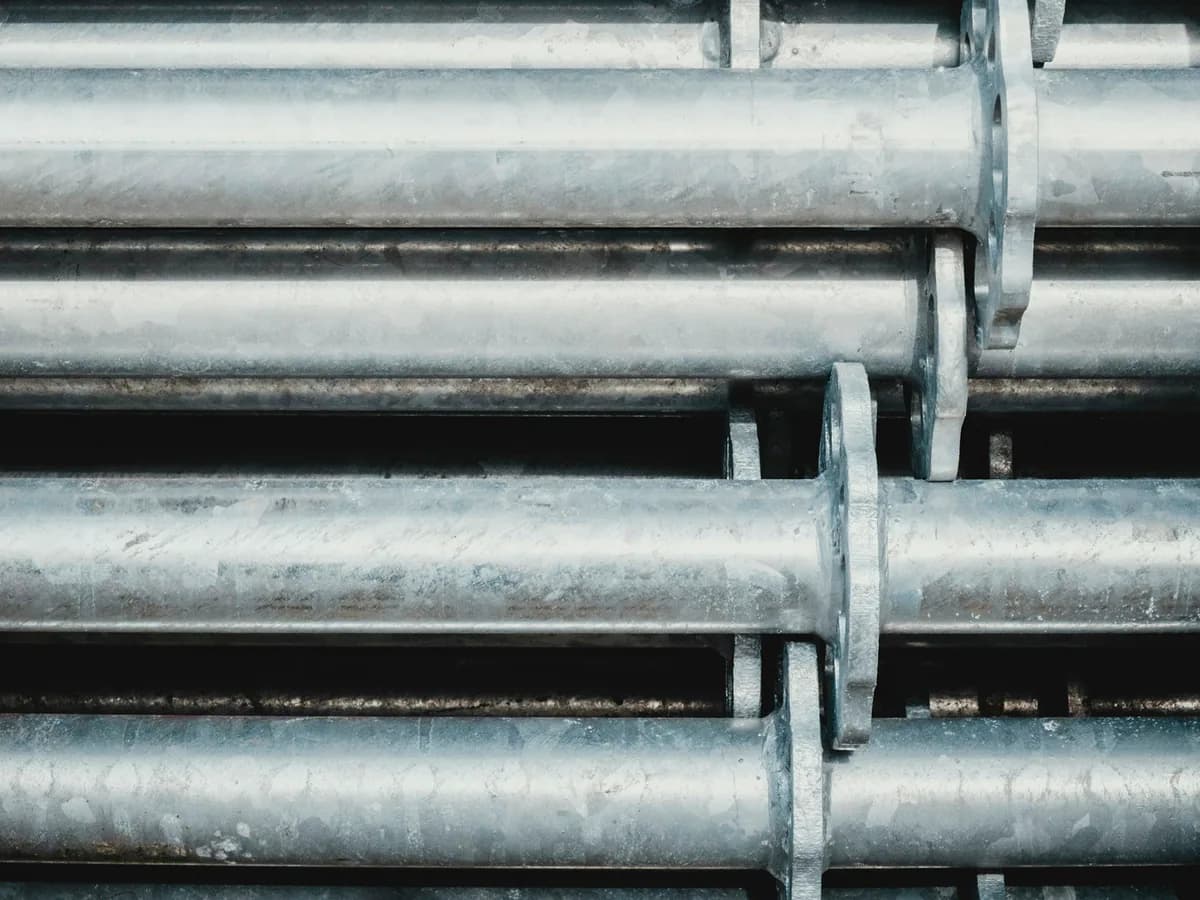 Barra de conduit rígido galvanizado RMC de 1/2" para protección mecánica de conductores eléctricos en instalaciones industriales