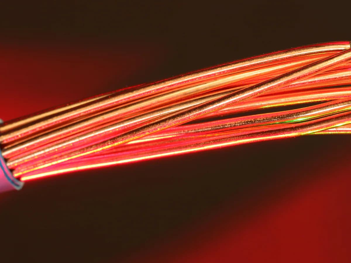 Rollo de cable de cobre desnudo recocido de 95 mm² para bajadas principales y mallas de tierra industriales
