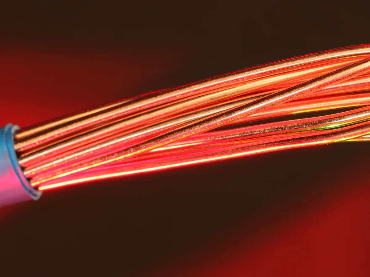 Rollo de cable de cobre desnudo recocido de 95 mm² para bajadas principales y mallas de tierra industriales