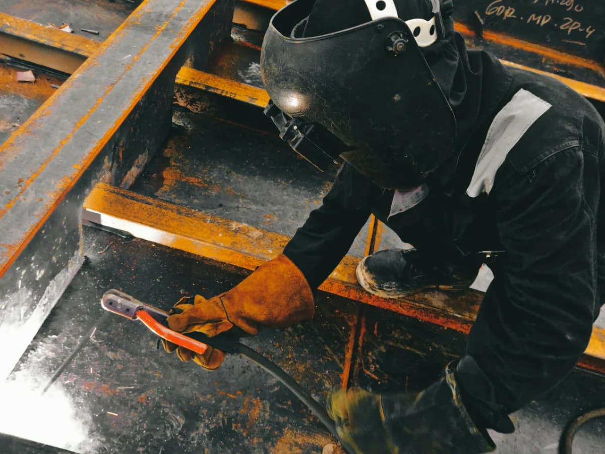 Molde de grafito tipo cruz para soldadura exotérmica de conductores de 70 mm² en malla de tierra