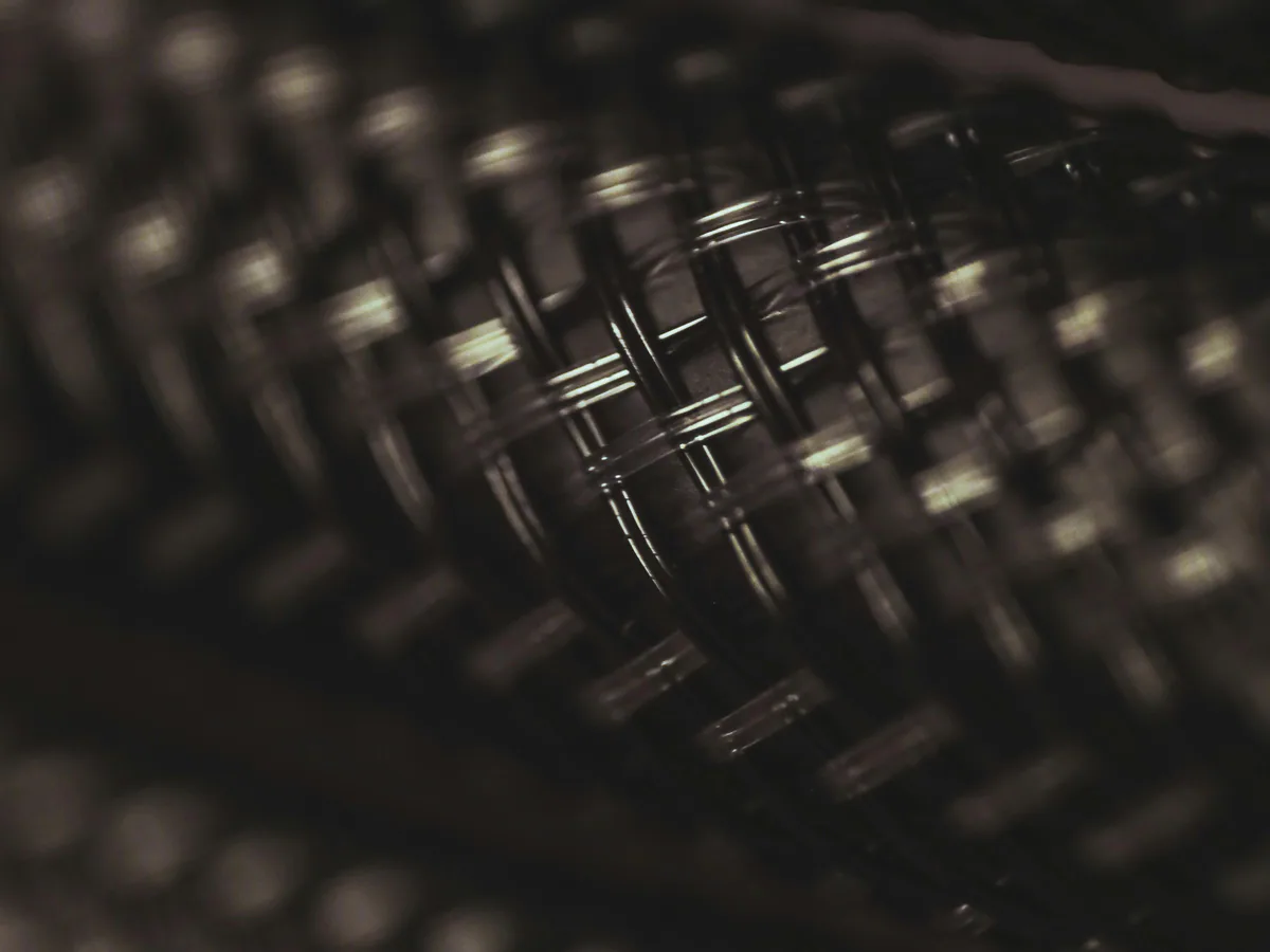 Trenza plana de cobre estañado de 25 mm² para conexiones de tierra flexibles en equipos industriales