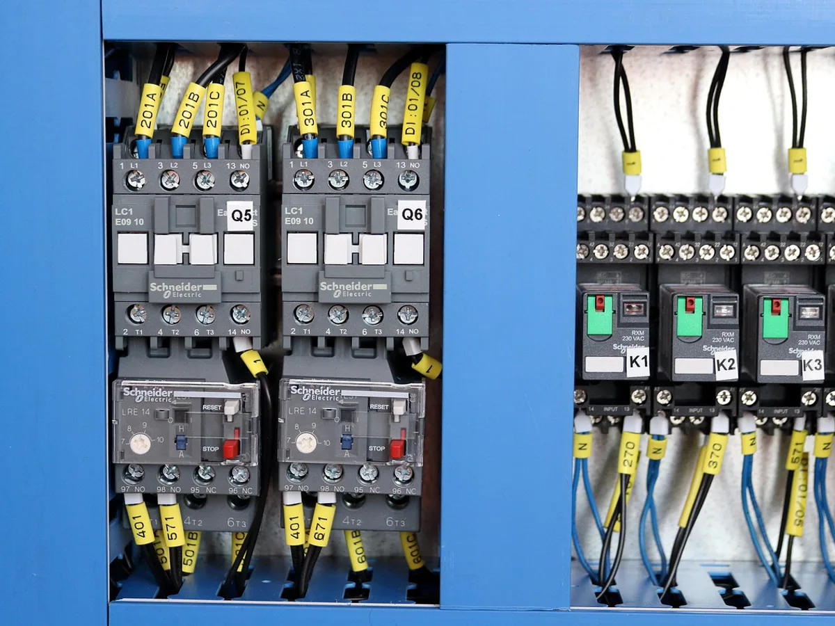 Contactor electromagnético tripolar AC-3 para arranque y paro de motores trifásicos en instalaciones industriales