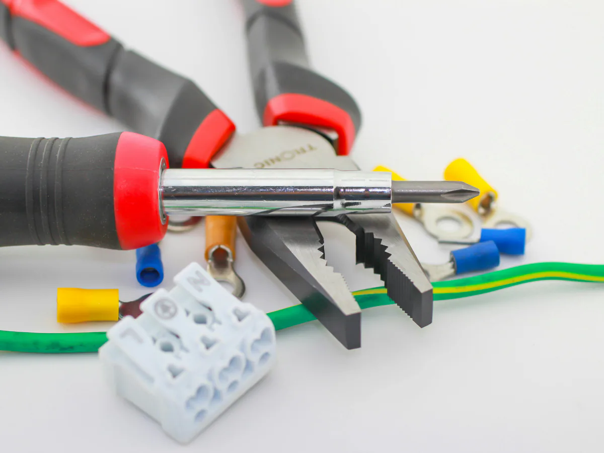 Terminal preaislado tubular de cobre con funda de nylon para conexión de conductores en tableros eléctricos