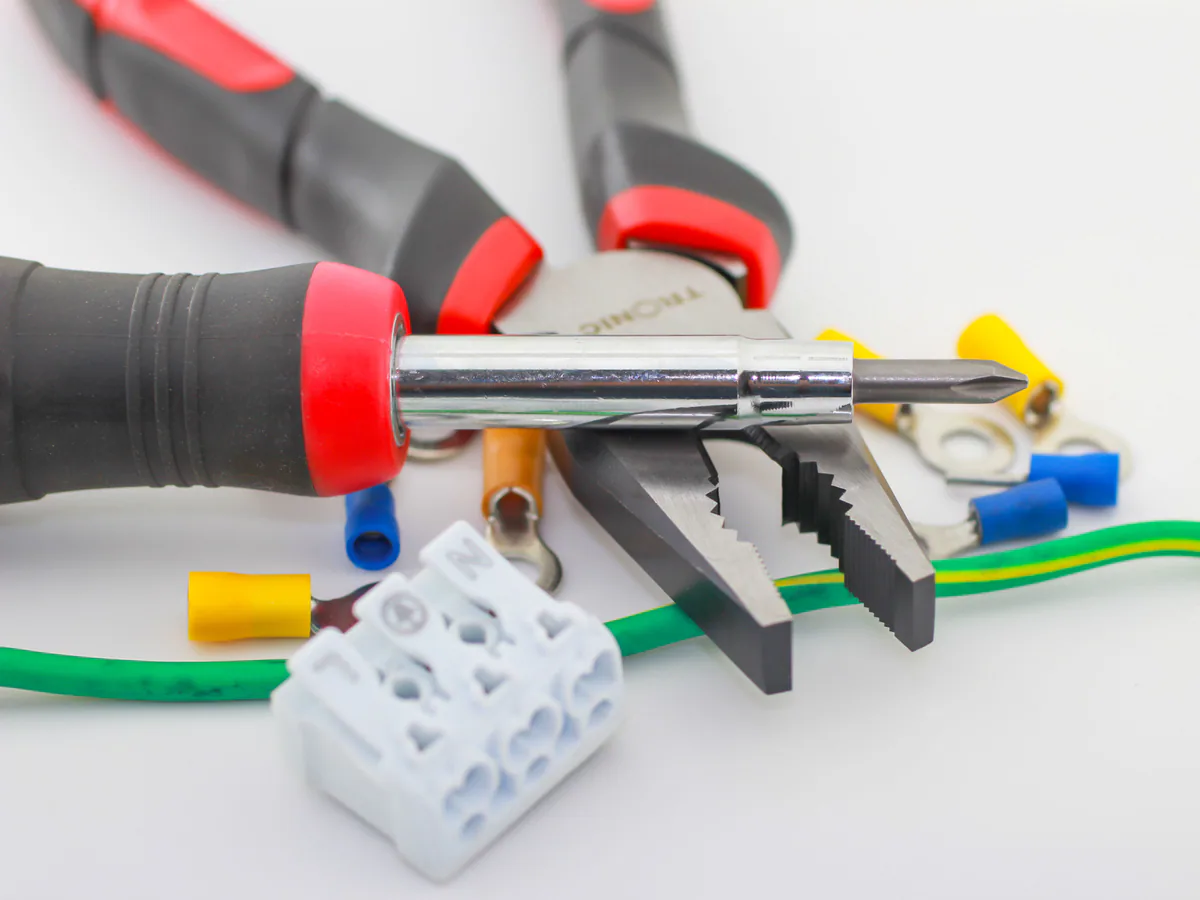 Terminal preaislado tubular de cobre con funda de nylon para conexión de conductores en tableros eléctricos