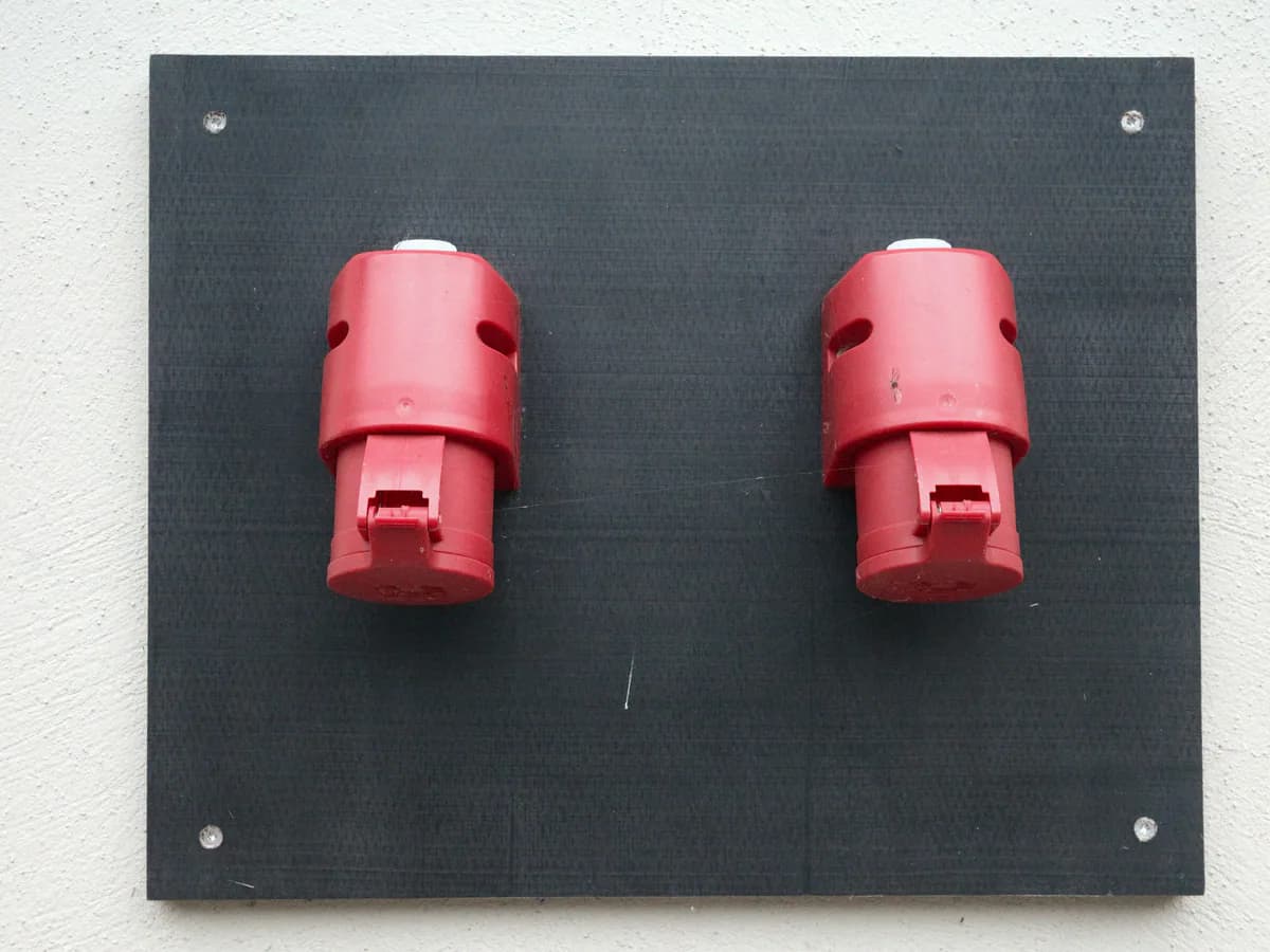 Toma de corriente industrial CEE 16 A IP67 pentapolar para instalaciones trifásicas en obras y entornos húmedos