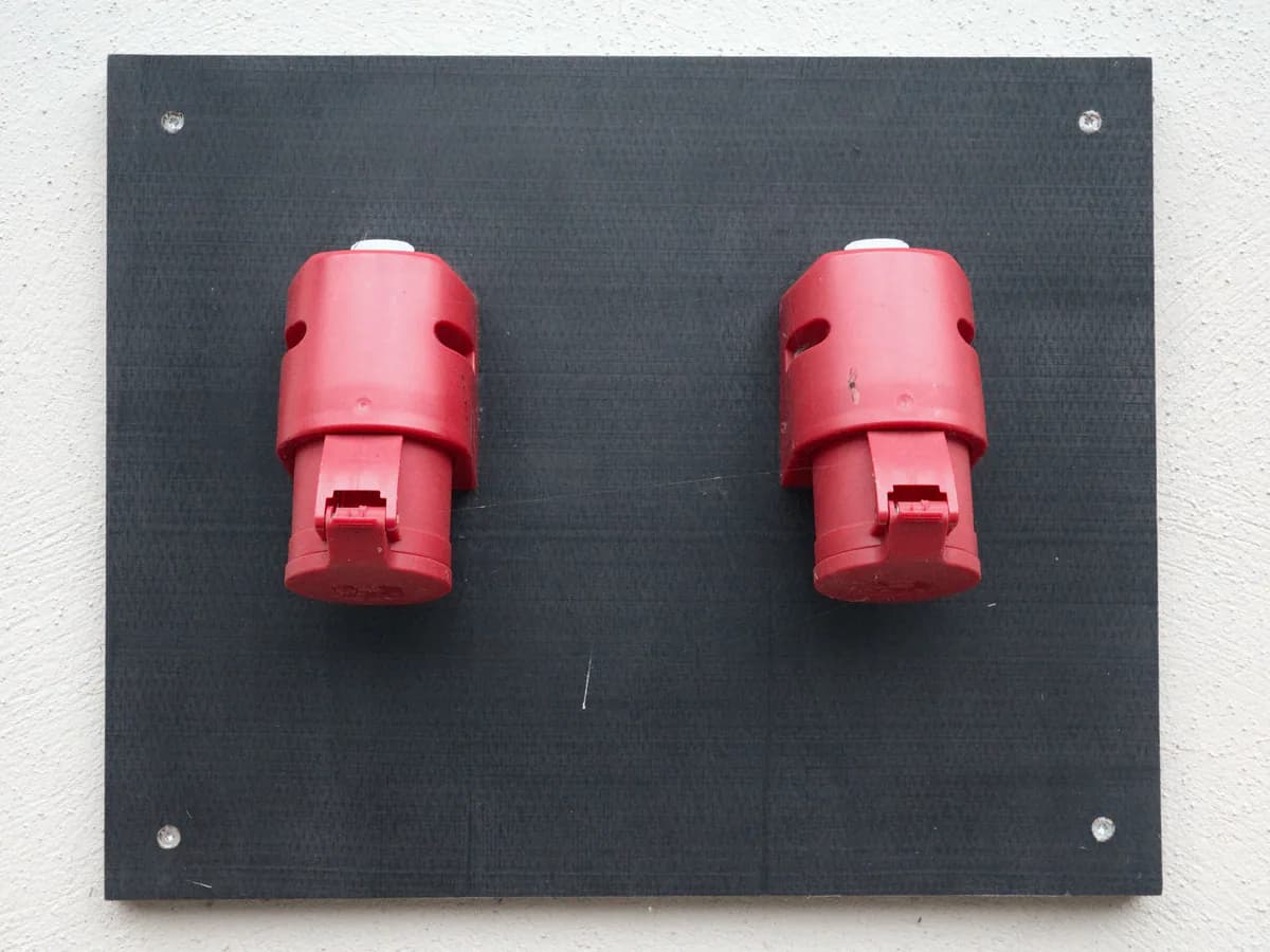 Toma de corriente industrial CEE 16 A IP67 pentapolar para instalaciones trifásicas en obras y entornos húmedos