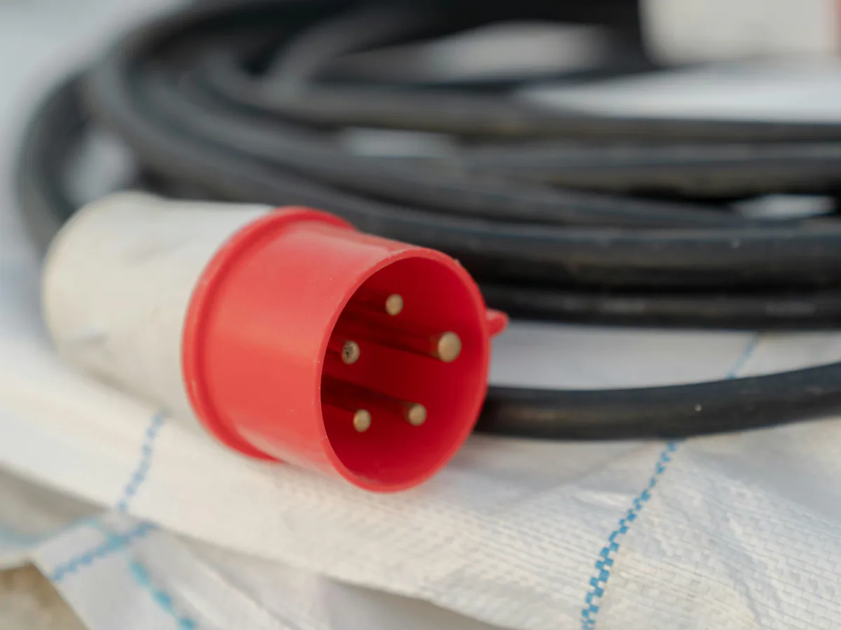 Toma de corriente industrial CEE 32 A IP67 pentapolar para equipos de mayor potencia en obras e industrias