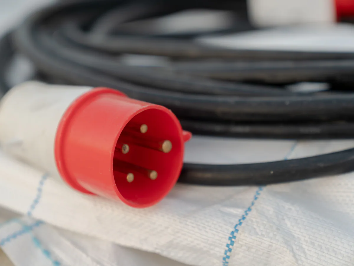 Toma de corriente industrial CEE 32 A IP67 pentapolar para equipos de mayor potencia en obras e industrias